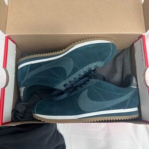 WOMEN NIKE CLASSIC CORTEZ RARE MIDNIGHT SPRUCE SIZE 5.5